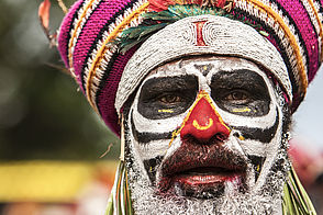 bunt bemalter Mann aus der Südsee ©Ulla Lohmann