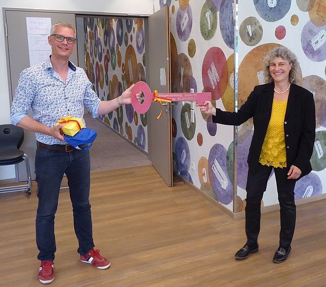 Oberbürgermeister Dr. Uwe Kirschstein übergibt den symbolischen Schlüssel an Rektorin Heike Wentzel.
