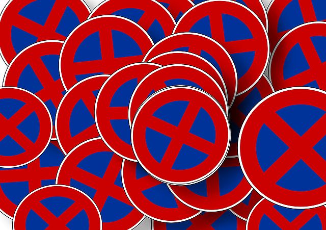 Viele rot-blaue Halteverbotsschilder liegen übereinander.