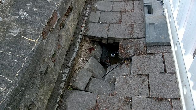 Schaden durch Unterspülung des Fuß- und Radweges