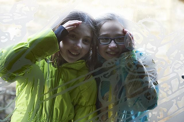 Vor den Türen des Erlebnismuseums Rote Mauer in Forchheim - Der Wandertagsbesuch im Museum kann für Schüler*innen der Auftakt einer lebenslangen Begeisterung für die Schatzkammern unserer Kultur sein. Foto: David Hartfiel ©Stadt Forchheim