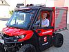 Oberbürgermeister Dr. Uwe Kirschstein testet das Kleinlöschfahrzeug. Foto: Wolfgang Penther