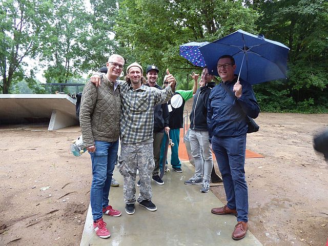 Tobias Kupfer, Weltmeister von 2020 und amtierender Europameister (Mitte) hält auf dem Forchheimer Skatepark den Daumen hoch! Links Oberbürgermeister Dr. Uwe Kirschstein, rechts Herbert Fuchs, .