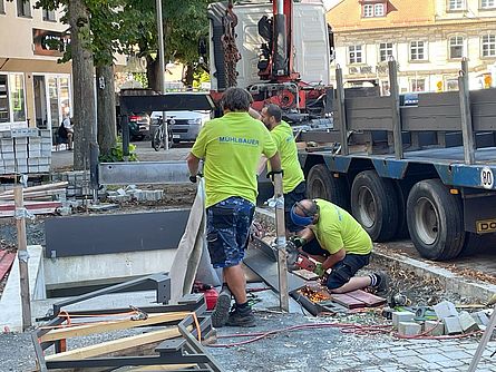 Metallbauer auf eine Großbaustelle bei Errichtung eines Hochbaus an einem Tiefgaragenabgang.