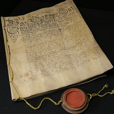 Urkunde mit Siegel im Stadtarchiv