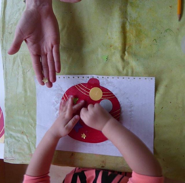 Kinderhände, die basteln