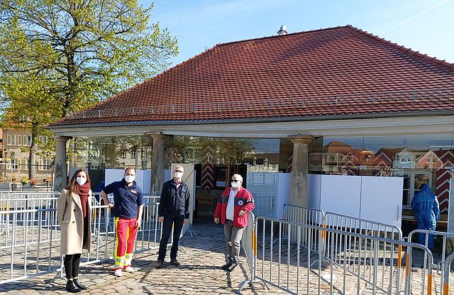 Vor dem städtischen Testzentrum wurde um 09:00 Uhr im Beisein von Oberbürgermeister Dr. Uwe Kirschstein (2. v. rechts), Citymanagerin Elena Büttner, Lukas Hänsch vom ASB Forchheim (2. v. links) und Raimund Schuli vom BRK Forchheim eröffnet.