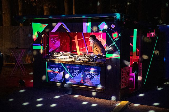 DJ mit bunten Licht bei der Silent Disco Forchheim