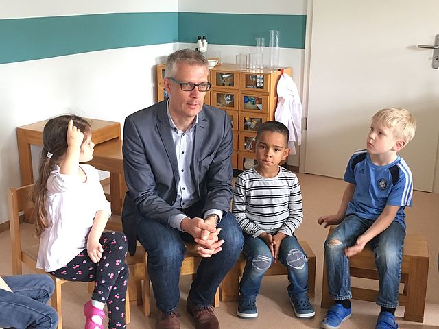 Oberbürgermeister Dr. Uwe Kirschstein besuchte die Gruppe in den neuen Räumlichkeiten und stellte sich den Fragen der Kleinsten wie: „Bist du echt? Du schaust nicht so aus wie der Bürgermeister von Bibi Blocksberg.“, „Hast du ein Haustier?“ oder „Wer entscheidet wie hoch ein Haus gebaut werden darf?“. Souverän, kindgerecht, freundlich, einfühlsam und authentisch beantwortete er die Fragen und sprach gleich die Möglichkeit eines Besuches im Oberbürgermeisterbüro ab. Demnächst werden die Kinder hier die Möglichkeit zur „Besichtigung“ der Amtskette haben. Foto: ©Stadt Forchheim