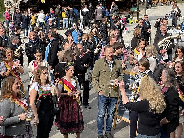 Festzug mit den Bierköniginnen und Vertretern der Stadt. Sie feiern mit frischgezapften Forchheimer Bier vor dem Schindlerkeller den Kellerauftakt.