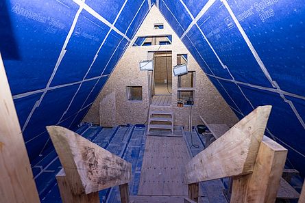 Das Bild zeigt einen Raum mit Trockenbauarbeiten in einem Dachboden.