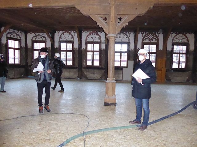 Stephan Fabi (rechts) vom Architektenbüro fabi architekten bda Part GmbB mit Oberbürgermeister Dr. Uwe Kirschstein im großen Rathaussaal.