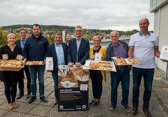 Nicole Nefzger, Projektmanagerin „Wasserschutzbrot“ vom (FIBL), Frank Hafner, Leiter des Sachgebiets Wasserwirtschaft der Regierung von Oberfranken, Dominik Galster, Landwirt aus Gosberg, Christian Sponsel, Technischer Geschäftsführer Stadtwerke Forchheim