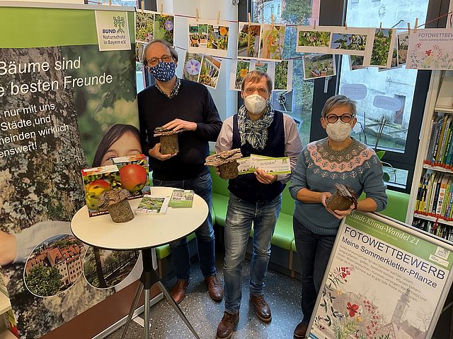 Gruppe in Vorraum der Stadtbücherei 