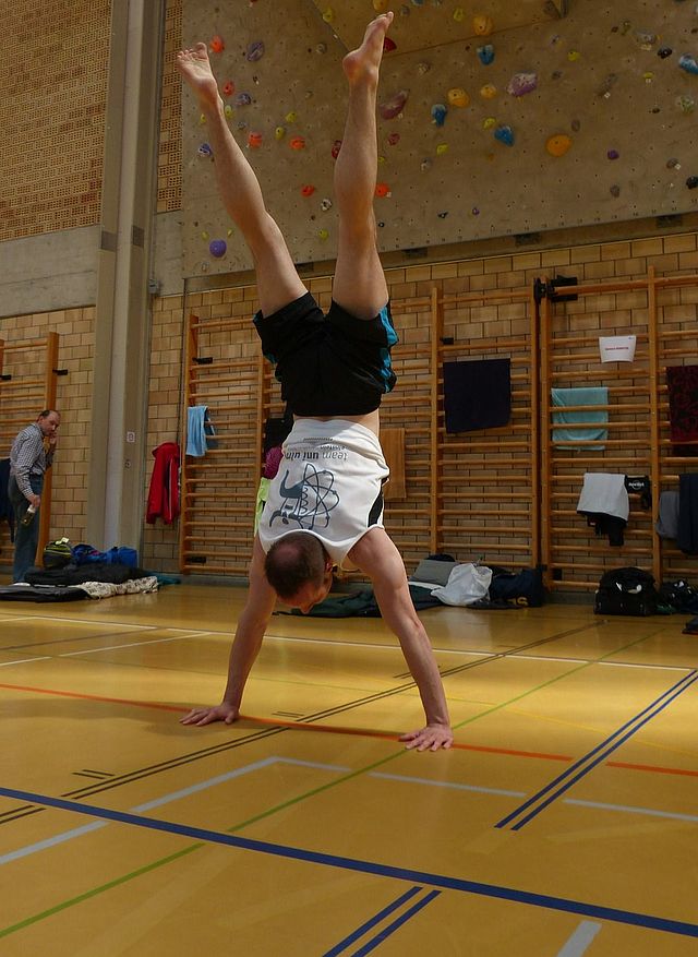 Turnhalle mit Sportler