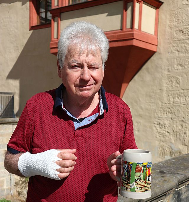 Der Forchheimer Maler und Grafiker Harald Hubl mit dem Corona-Annafest-Krügla 2020.