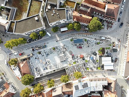 Luftaufnnahme des Paradeplatzes während der Baumanlieferung