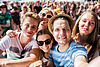 Fünf Teenager beim Festival machen ein Selfie.