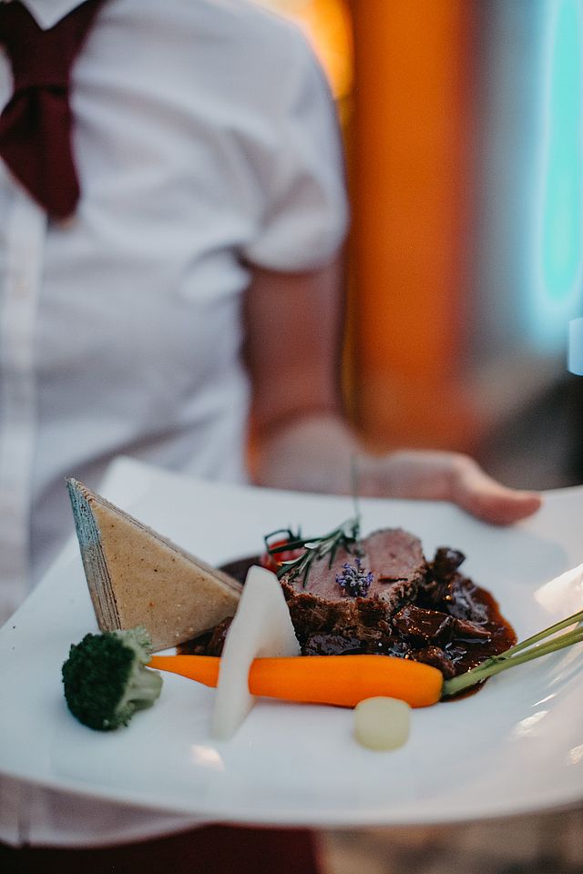 Teller mit kulinarischen Genüssen