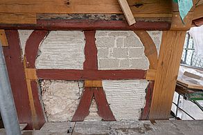 Außenansicht eines Fachwerkhauses mit neu verputzten Mauern.