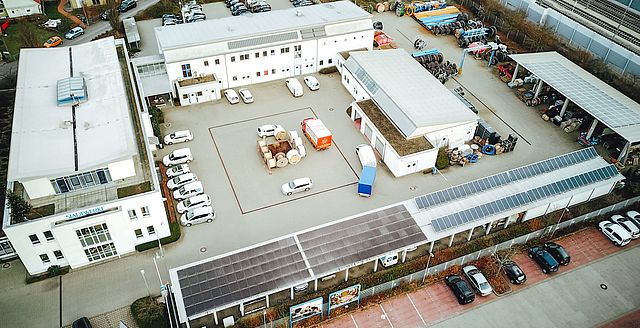 Luftaufnahme Stadtwerke Forchheim, schmale PV-Anlage oben mittig im Bild