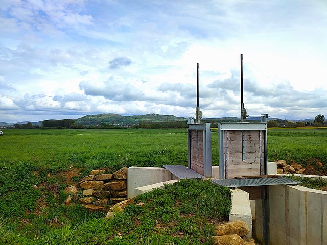 Teilungswehr Reuther Zweng mit Blick auf das Walberla in der Fränkischen Schweiz bei Forchheim