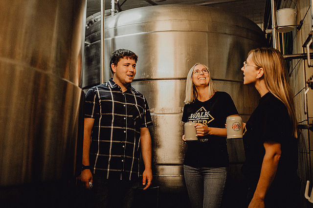 Drei Personen vor Sudkessel