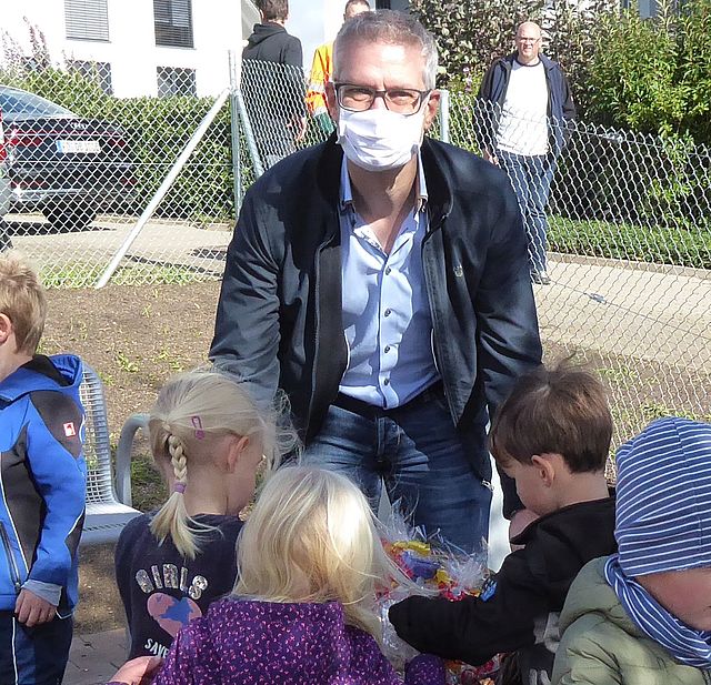 Verteilung von Geschenken.