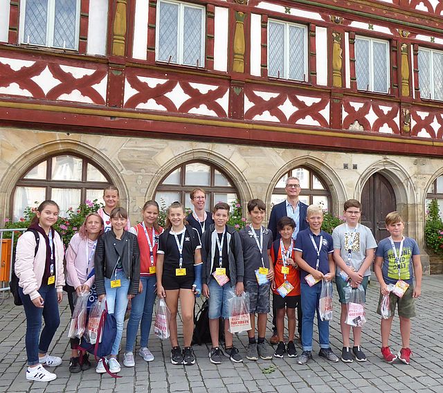Der Mini-Stadtrat mit Oberbürgermeister Dr. Uwe Kirschstein und Quartiersmanagerin Kathrin Reif vor dem historischen Rathaus Foto: Stadt Forchheim