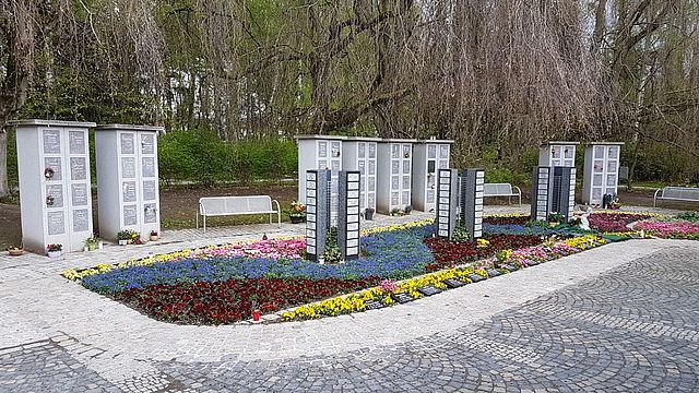 Teilanonymes Feld auf dem Neuen Friedhof