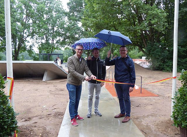 Durchschneiden des Bandes zur feierlichen Eröffnung des Skateparks: Von Links Oberbürgermeister Dr. Uwe Kirschstein, Bernd Fröhner, Gründer von POPULÄR Handcrafted Skateparks und Herbert Fuchs.