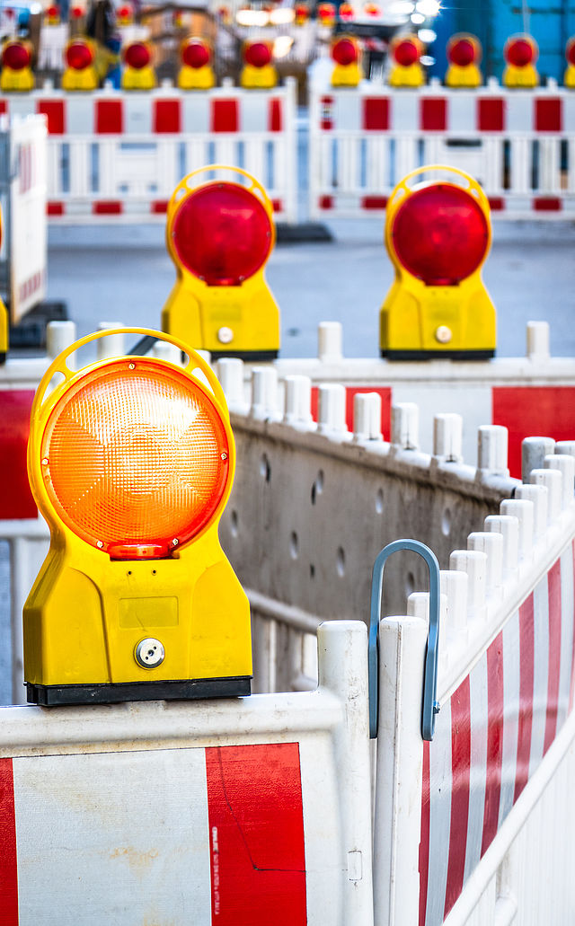 Moderne Sicherheitsbarriere auf einer Baustelle