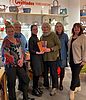 Eine Gruppe von Männern und Frauen bei einer Preisverleihung im Forchheimer Weltladen.