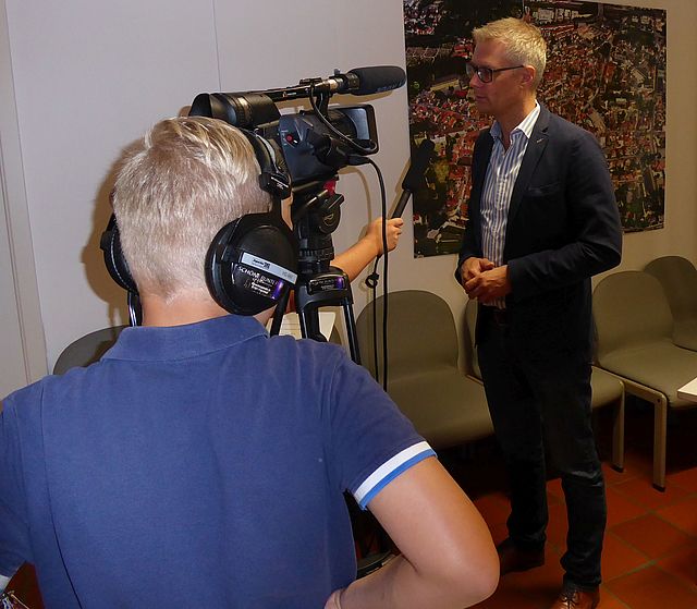 Zwei Kinder interviewen Oberbürgermeister Dr. Uwe Kirschstein