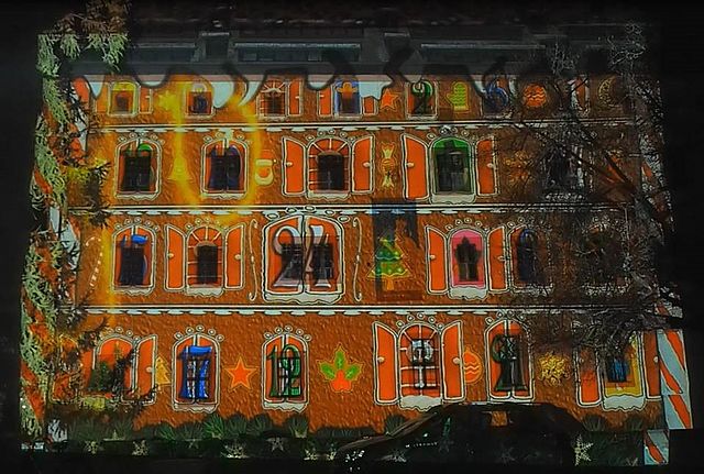 Ein Gebäude erstrahlt als großer Adventskalender.