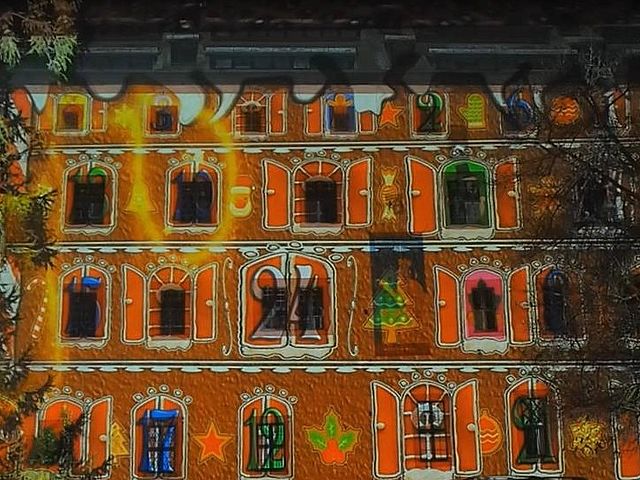 Digitaler Adventskalender an der Fassade der Kaiserpfalz Forchheim.