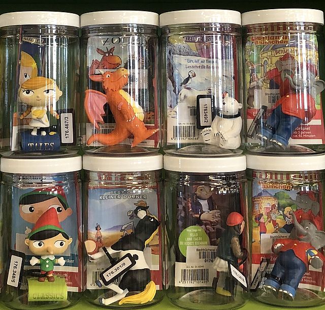 "Tonies" in Dosen in der Stadtbücherei: Tonies sind kleine Figuren, die passend zu ihrem Inhalt gestaltet sind.