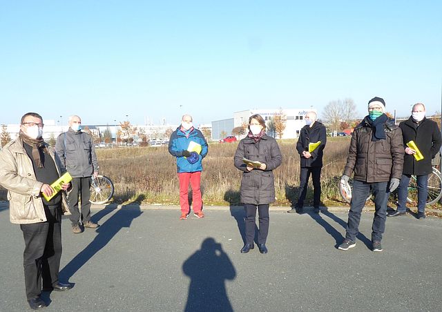 V.l.n.r: Walter Mirschberger, Referatsleiter des städtischen Bau,- Grün- und Bäderbetriebs, ADFC-Vorstand Gerhard Krahl, Siemens-Betriebsrat Michael Dürr, Bürgermeisterin Dr. Annette Prechtel, Siemens-Mitarbeiter und ADFC-Mitglied Jürgen Koch, Klaus Bartosch, Leiter des städtischen Bauhofs und Florian Pfaff vom Location Management der Siemens Real Estate. 