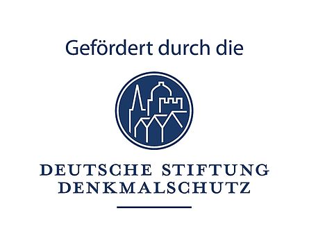 Das auf weißem Untergrund mit dunkelblauer Schrift und runder Silhouette mit mehreren Gebäuden die u.a. ein Burg, Kirche, Häuserensemble symbolisierenLogo gehaltene Logo enthält den Schriftzug "gefördert durch die Deutsche Stiftung Denkmalschutz".