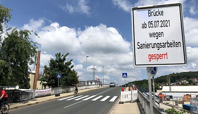 Piastenbrücke mit Hinweisschild