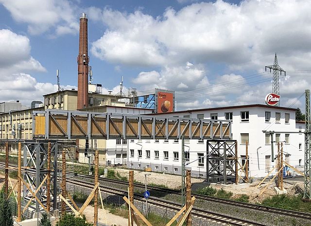 Fußgänger-Behelfsbrücke über die Bahnlinie