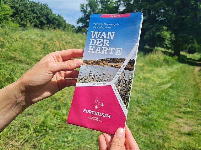 Hände halten Wanderkarte