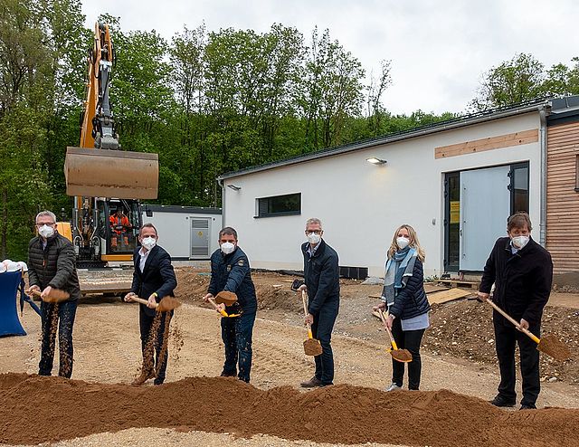 Personen von links nach rechts: 1. Bürgermeister Bernd Drummer, Umweltminister Thorsten Glauber, technischer Geschäftsführer der Stadtwerke Forchheim Christian Sponsel, Oberbürgermeister Dr. Uwe Kirschstein, 1. Bürgermeisterin Elisabeth Simmerlein, Landrat Dr. Hermann Ulm