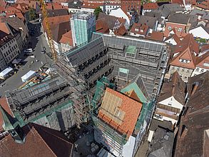 Die Rathausbaustelle aus der Vogelperspektive mit dem eingerüsteten Dachstuhl