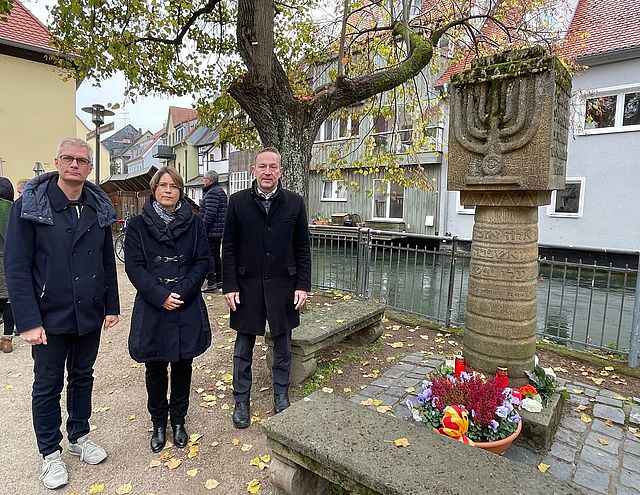 Oberbürgermeister Dr. Uwe Kirschstein, Bürgermeisterin Dr. Annette Prechtel und Bürgermeister Udo Schönfelder legten am Synagogendenkmal in Forchheim einen Kranz nieder.