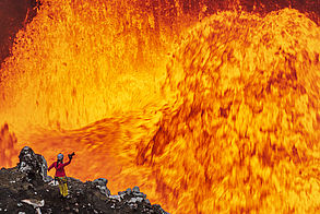 Ulla Lohmann am Vulkan-Krater ©Ulla Lohmann