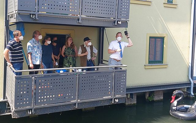 Von links nach rechts: Andreas Geck vom Städtischen Grünamt, Stadtrat Johannes Mohr für den Fachbereich „ökologische Kreisentwicklung“ des Landratsamtes Forchheim und das Bürgerwissenschaftsprojekt „Fledermausmonitoring in Stadt und Landkreis Forchheim“, Kirsten Geck und Reinhilde Steinmetz für den Bereich Natur und Umwelt im Stadtbauamt, Yvonne Kefferstein, Geschäftsführerin des Lotto- und Ticketshop Kefferstein, Dr. Friedrich Oehme, Geschäftsführer des Bund Naturschutz in Bayern e.V. Kreisgruppe Forchheim für das Bürgerwissenschaftsprojekt „Fledermausmonitoring in Stadt und Landkreis Forchheim“ und Bürgermeister Udo Schönfelder, der gerade den „Bat-Corder“ am Balkon über der Wiesent befestigt.