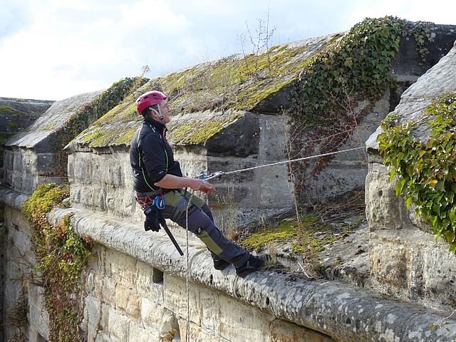 Kletterer an der roten Mauer