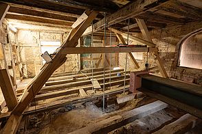 Innenansicht im 1. STock der Registratur im historischen Rathaus mit Stahlaufhängungen.