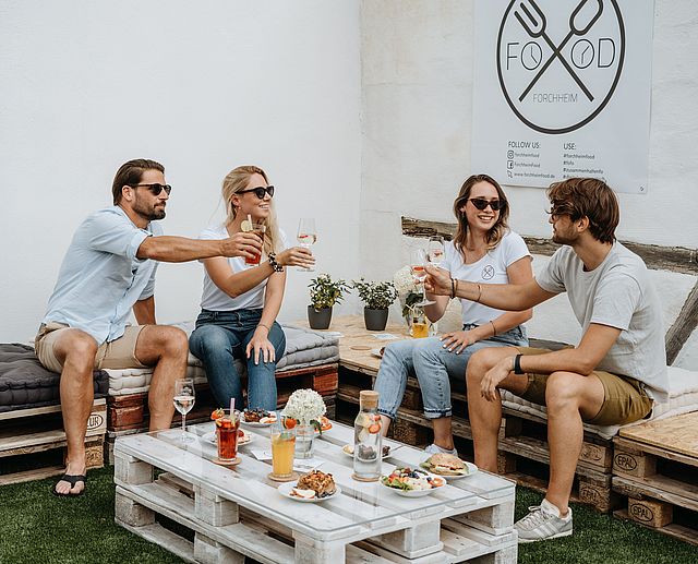 Vier Personen beim Essen